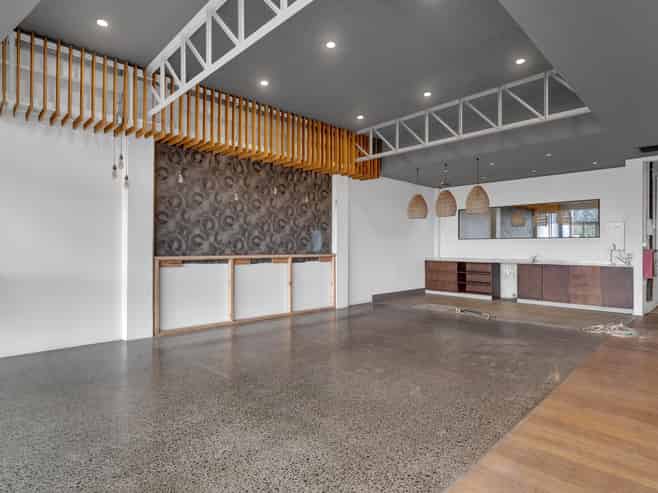 Versatile showroom & warehouse