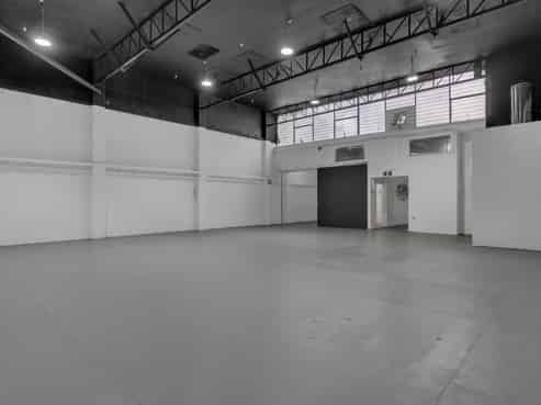 Versatile showroom and warehouse