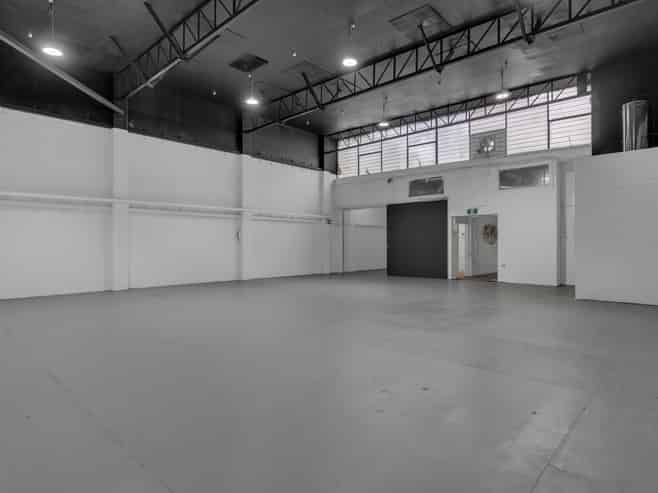 Versatile showroom & warehouse