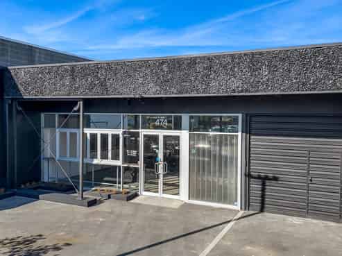 Versatile showroom and warehouse