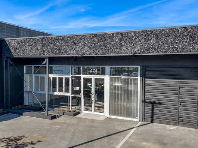 Versatile showroom & warehouse