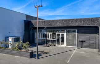 Versatile showroom & warehouse