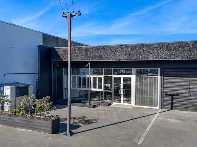 Versatile showroom & warehouse