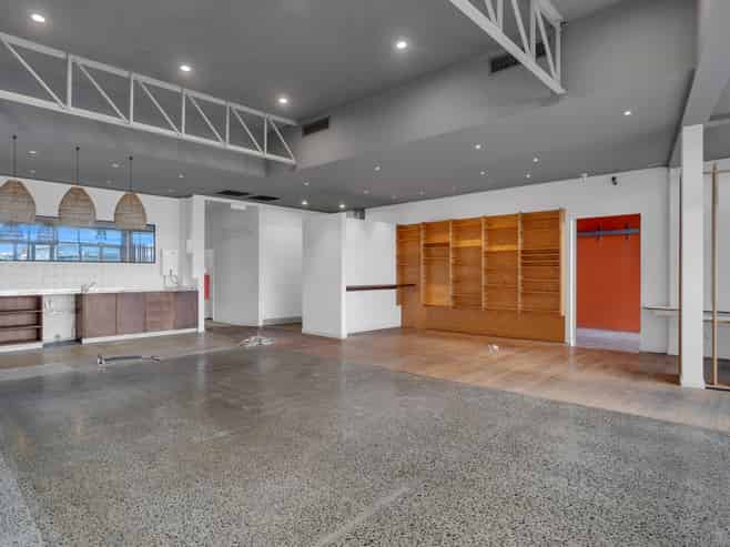 Versatile showroom & warehouse