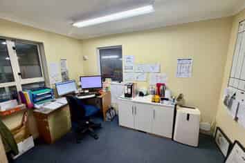 Prime Industrial Warehouse – 350m² with Office & Yard Options