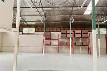 Prime Industrial Warehouse – 350m² with Office & Yard Options