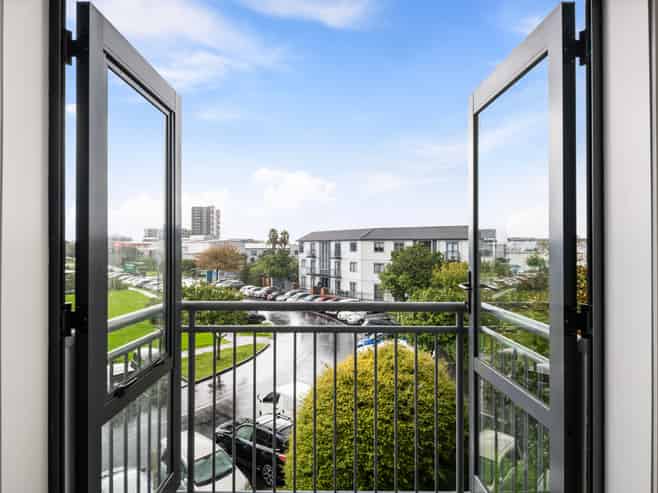 2G/10 Crown Lynn Place, New Lynn