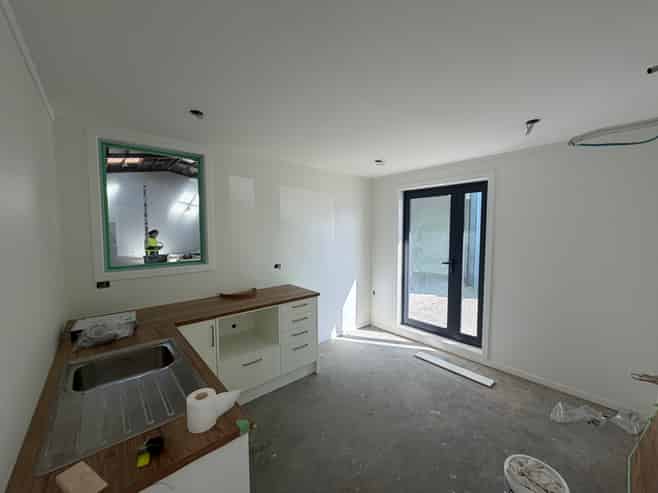 Onekawa Warehouse with 6 Carparks