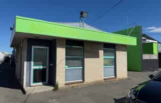 Onekawa Warehouse with 6 Carparks