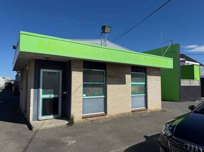 Onekawa Warehouse with 6 Carparks