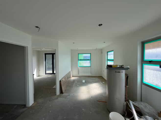 Onekawa Warehouse with 6 Carparks