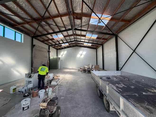 Onekawa Warehouse with 6 Carparks