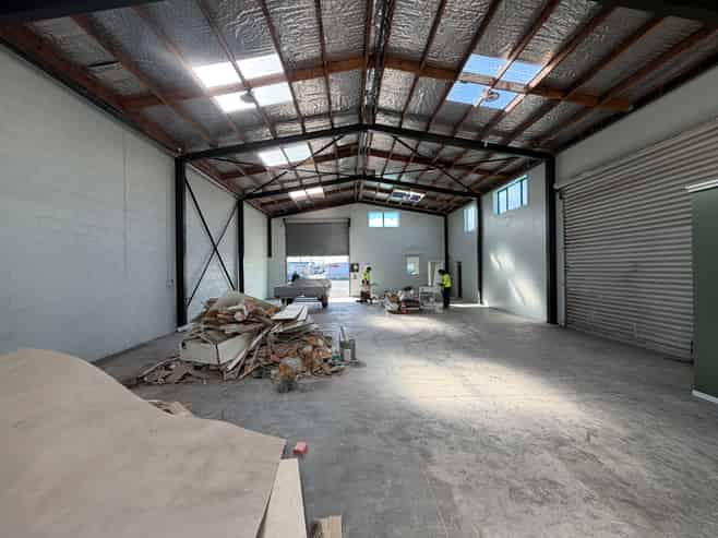 Onekawa Warehouse with 6 Carparks