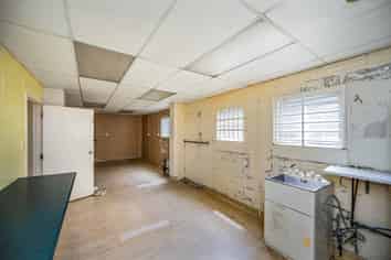 VERSATILE RETAIL/COMMERCIAL UNITS
