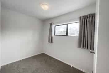 2/338 Royal Road, Massey