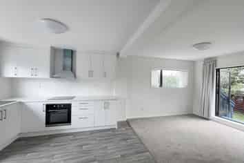 2/338 Royal Road, Massey