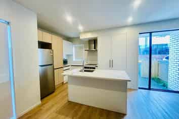 16 Dorothy Thorpe Way, New Lynn