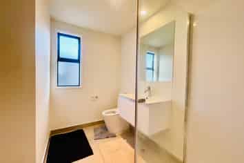 16 Dorothy Thorpe Way, New Lynn