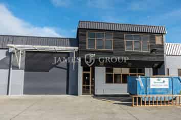 Functional 270m² Warehouse with Dual Access