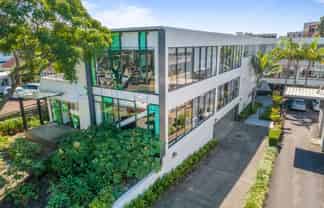 First floor office with prime positioning