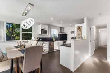 36 Sunline Ave, Massey