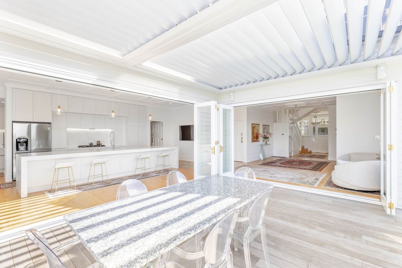 A Masterpiece of Style and Seaviews - Flere