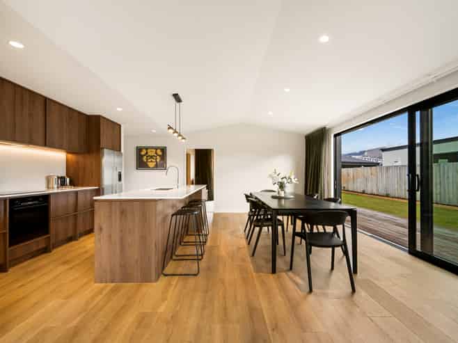 10 Onyx Street, Albert Town