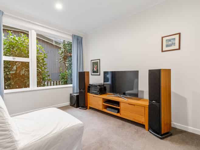 33 Peter Terrace, Castor Bay