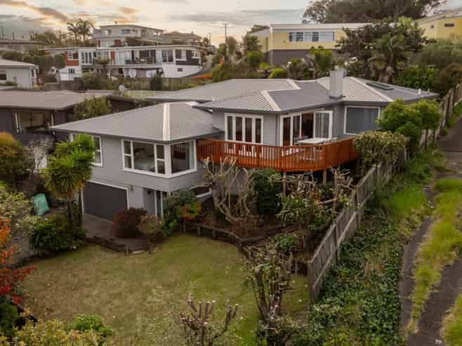 33 Peter Terrace, Castor Bay