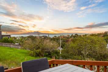 33 Peter Terrace, Castor Bay