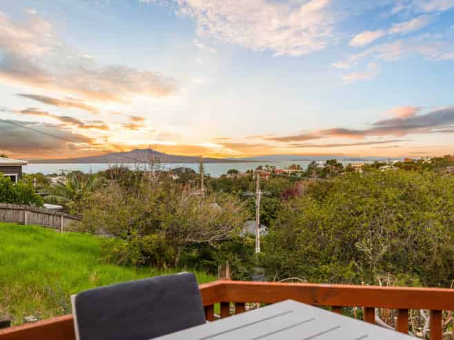 33 Peter Terrace, Castor Bay