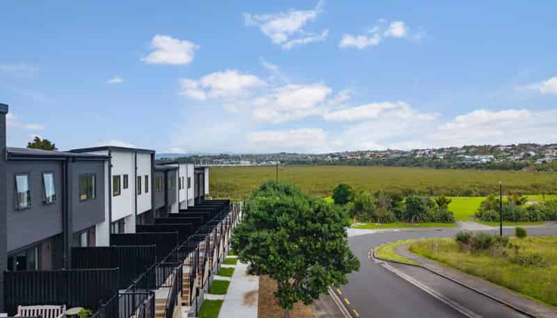 5/10 Ngaroma House Way , Hobsonville