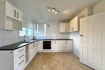 26 Courtenay Crescent, Mangere East