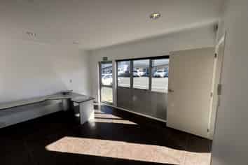 Well-presented 100sqm unit