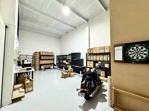 Trade/Industrial unit with modern office