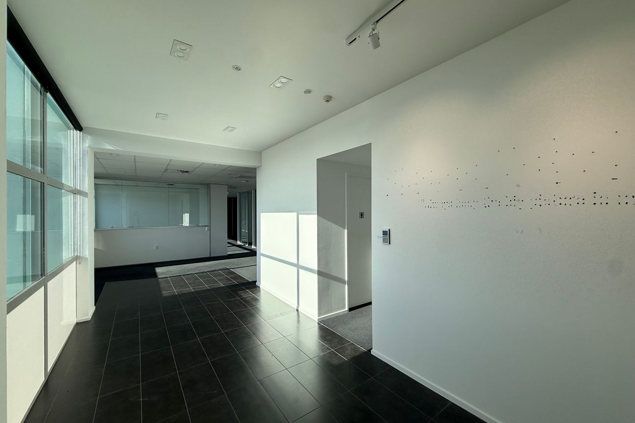 Warm, Sunny Retail/Office on Main Street. – pohled 4