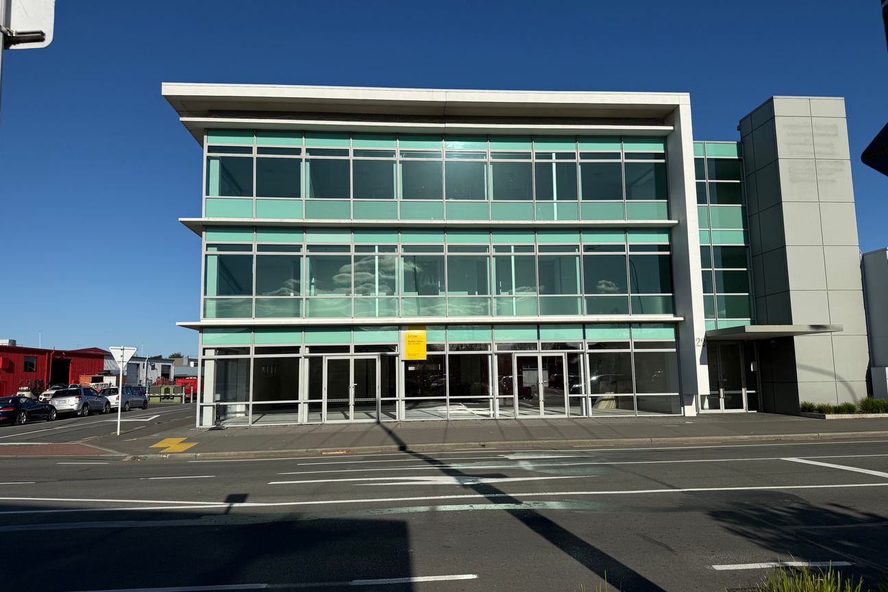 Warm, Sunny Retail/Office on Main Street. – pohled 2