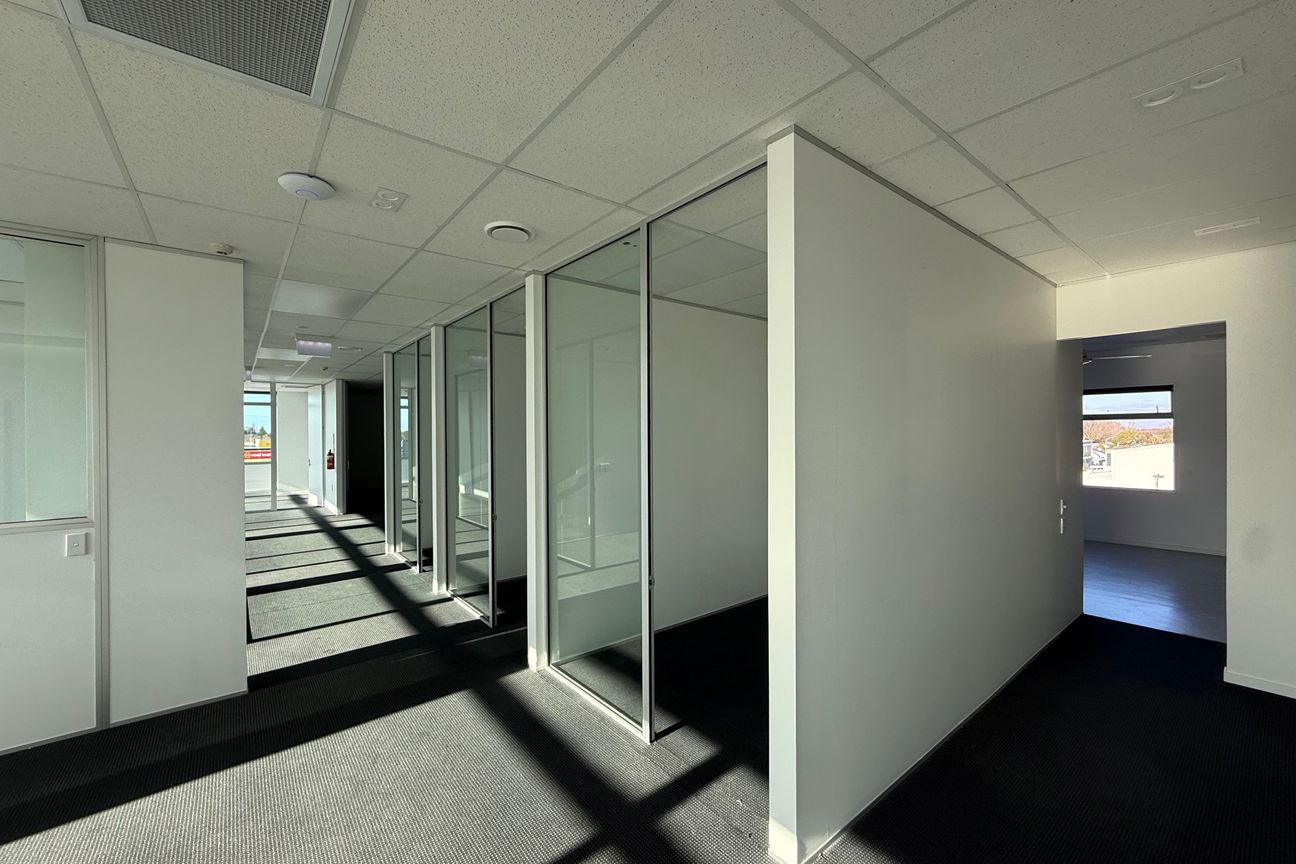 Warm, Sunny Retail/Office on Main Street. – pohled 6
