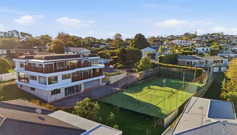 99 East Coast Road, Castor Bay