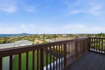 99 East Coast Road, Castor Bay