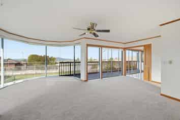 99 East Coast Road, Castor Bay