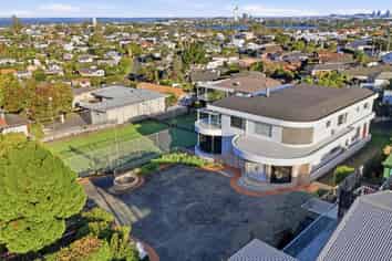 99 East Coast Road, Castor Bay