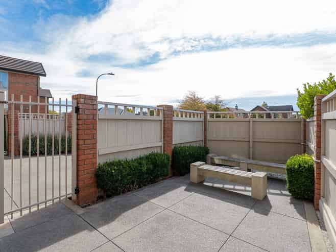 18 Henley Green, Northwood