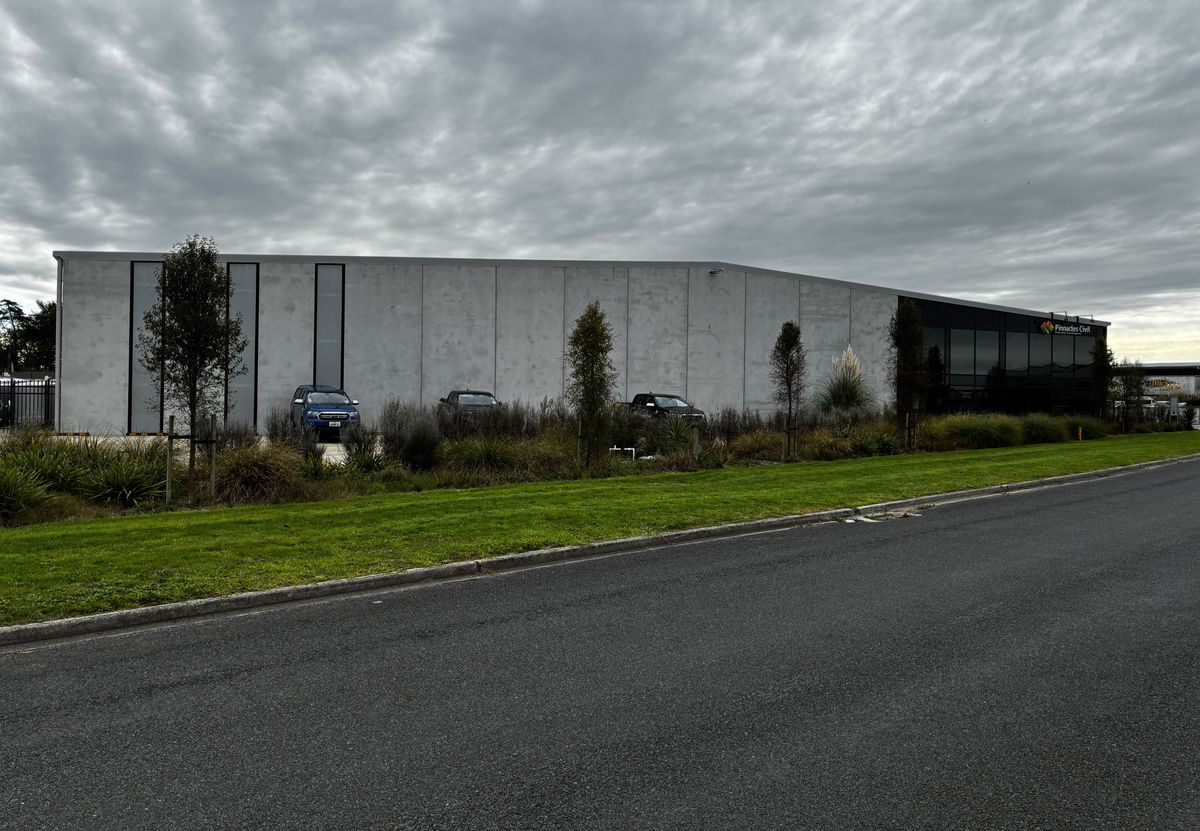 Versatile Industrial Workshop / Warehouse - Mehr