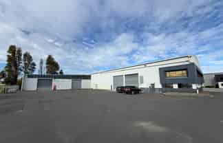 Low-Cost Warehousing with Large Yard