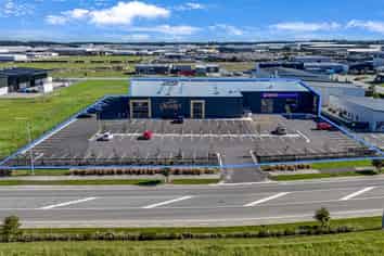 Trophy industrial asset with high-end fitout