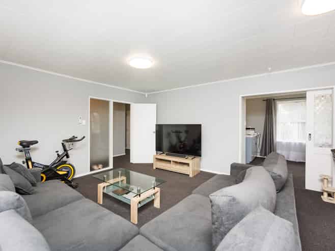 24 Geraldine Crescent, Cloverlea