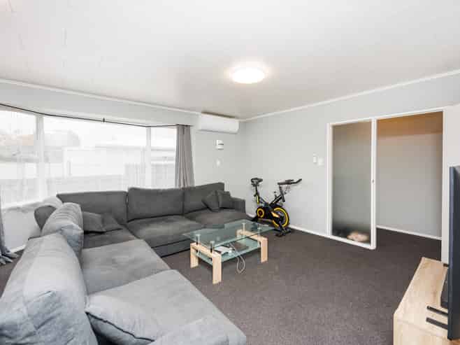 24 Geraldine Crescent, Cloverlea