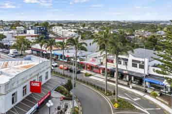 Freehold investment with potential redevelopment