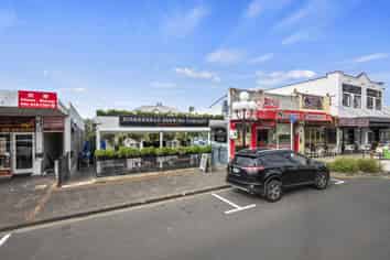 Freehold investment with potential redevelopment